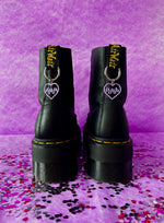 Load image into Gallery viewer, Lilac Flamin Heart Boot Charms

